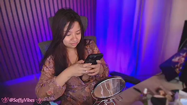 Snapshot of soffyvibes- chatting on 11-27-25, 11:07 soffyvibes- online show from 11-27-25, 11:07