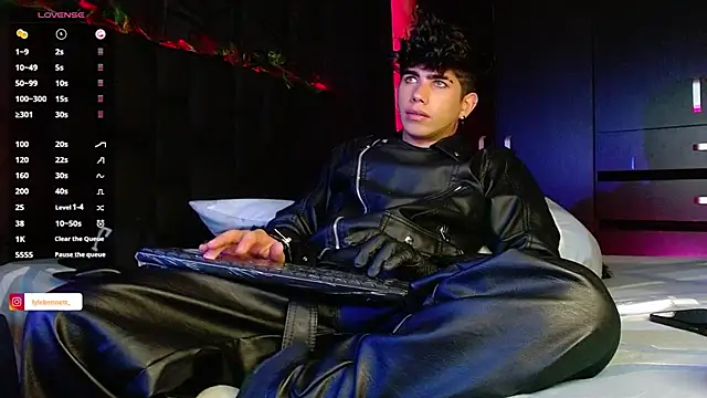 LyleBennett  online show from 12-18-24, 01:45