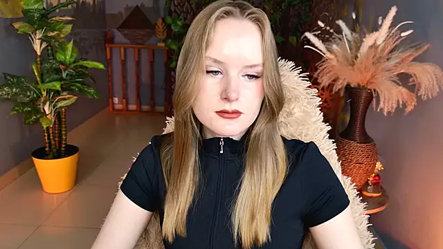 Snapshot of VivienLeeigh chatting on 05-13-26, 05:05 VivienLeeigh online show from 05-13-26, 05:05