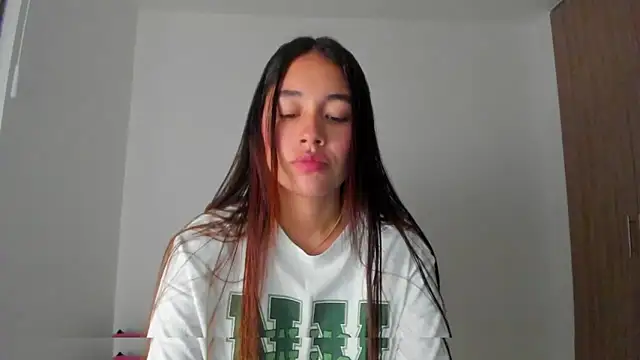 Snapshot of AriaMontgomery chatting on 10-27-25, 03:43 AriaMontgomery online show from 10-27-25, 03:43