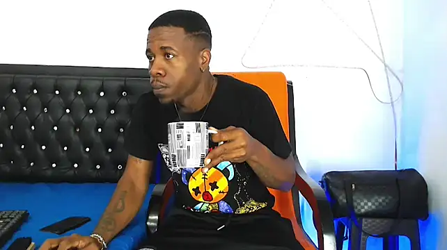 Snapshot of Damian_hart_24CM chatting on 10-05-25, 10:35 Damian hart 24CM online show from 10-05-25, 10:35