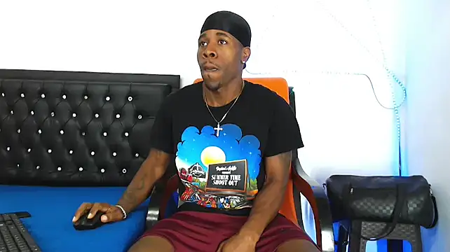 Snapshot of Damian_hart_24CM chatting on 10-13-25, 10:48 Damian hart 24CM online show from 10-13-25, 10:48