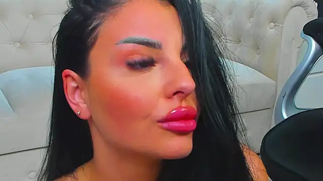 Snapshot of anemarieejolie chatting on 02-11-25, 10:18 anemarieejolie online show from 02-11-25, 10:18