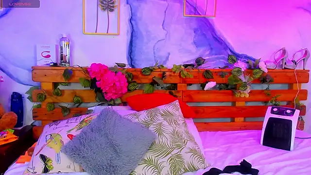 Snapshot of Perla_Franco chatting on 03-15-25, 10:33 Perla Franco online show from 03-15-25, 10:33
