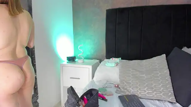 Snapshot of NaxaAndLexi_ chatting on 01-18-25, 01:40 NaxaAndLexi online show from 01-18-25, 01:40