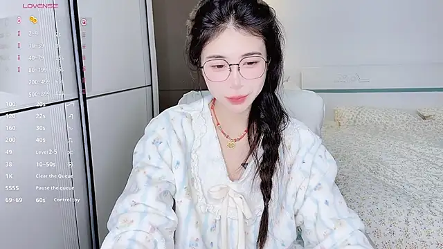 Snapshot of White-Star chatting on 01-19-25, 06:10 White-Star online show from 01-19-25, 06:10