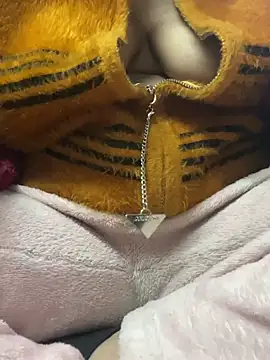 Snapshot of Hot-Anuska chatting on 01-17-25, 11:27 Hot-Anuska online show from 01-17-25, 11:27