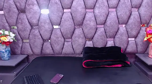 Miaa Thopmson online show from 12-19-24, 12:45