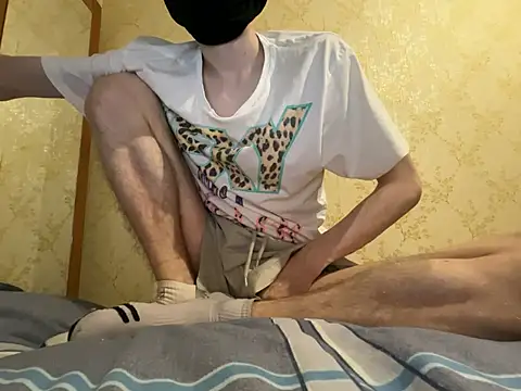 Snapshot of HappyCake chatting on 12-17-24, 06:53 HappyCake online show from 12-17-24, 06:53