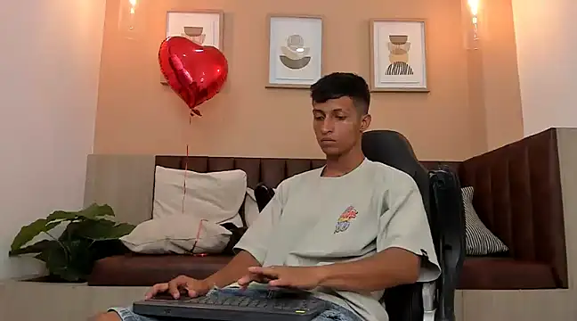 wolf james123 online show from 02-08-25, 07:27