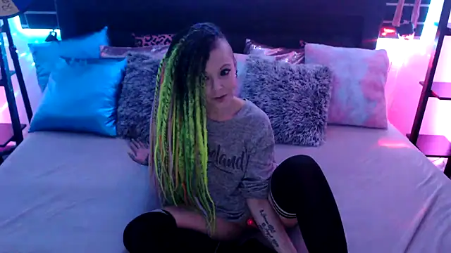 Snapshot of EdgesOfReality chatting on 12-17-25, 10:38 EdgesOfReality online show from 12-17-25, 10:38