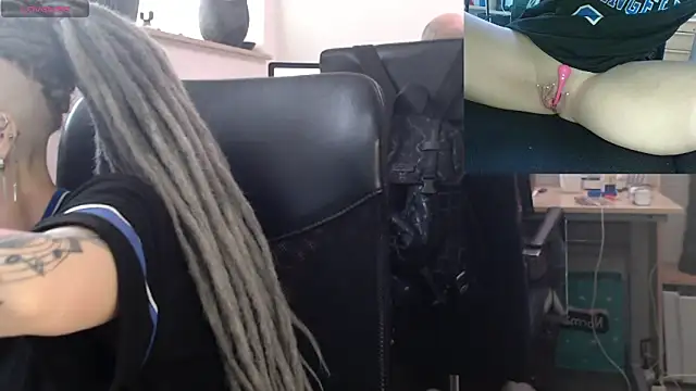 Snapshot of EdgesOfReality chatting on 01-12-26, 11:15 EdgesOfReality online show from 01-12-26, 11:15