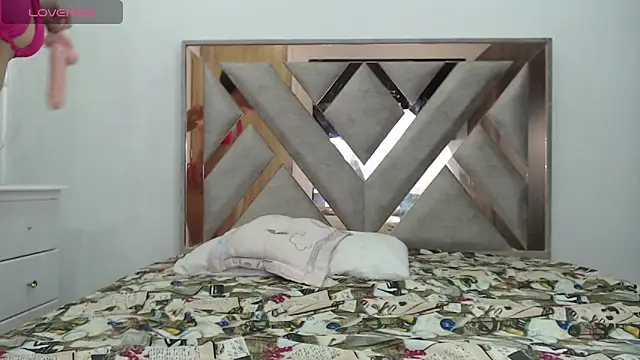 CorinaSmith28 online show from 04-13-26, 09:31