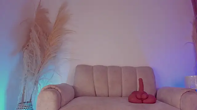 sara gwen online show from 10-10-25, 01:04