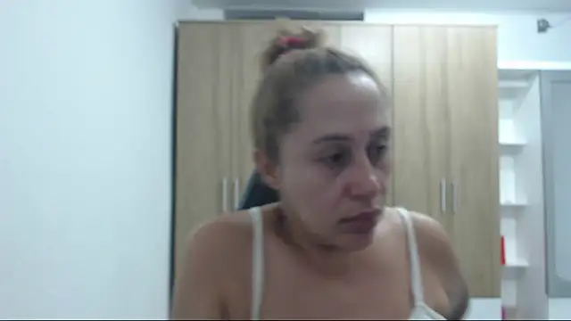 RoxanaLove9 online show from 09-15-25, 10:21