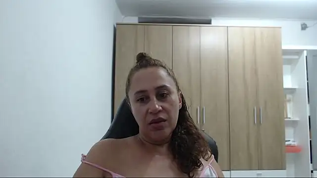 RoxanaLove9 online show from 04-28-26, 02:38