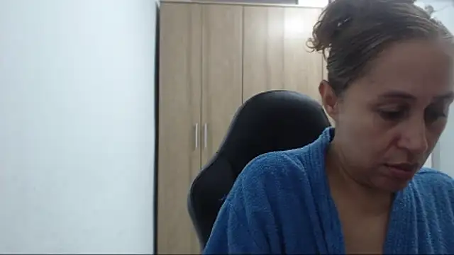 RoxanaLove9 online show from 05-04-26, 11:12