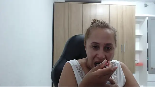 RoxanaLove9 online show from 05-08-26, 10:37