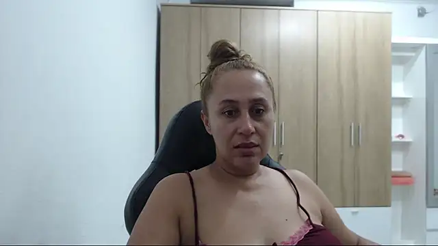 RoxanaLove9 online show from 05-12-26, 01:36