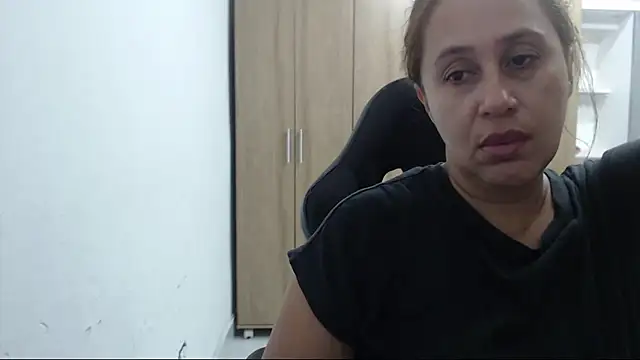RoxanaLove9 online show from 06-19-26, 02:16