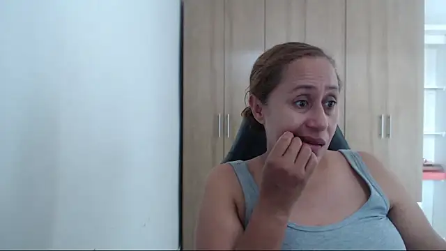 RoxanaLove9 online show from 07-02-26, 06:25