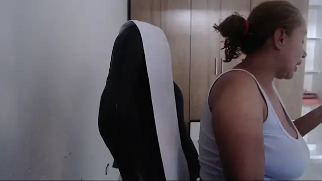 RoxanaLove9 online show from 07-13-26, 09:50