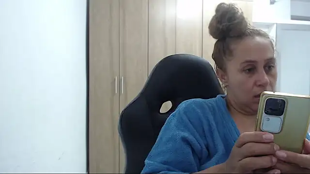 RoxanaLove9 online show from 07-26-26, 10:05