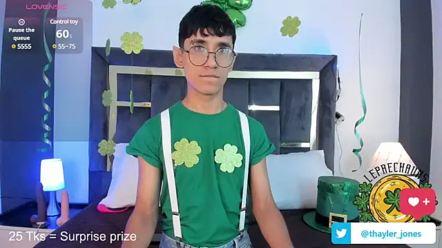 Snapshot of Thayler_jones chatting on 03-17-25, 11:42 Thayler jones online show from 03-17-25, 11:42