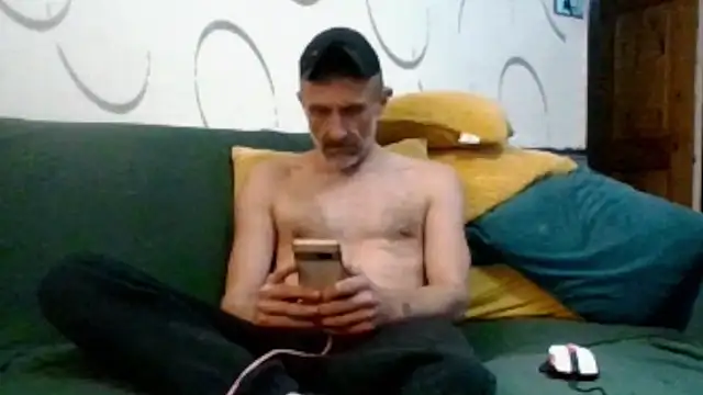 Snapshot of unclestefansdick chatting on 10-25-25, 04:24 unclestefansdick online show from 10-25-25, 04:24