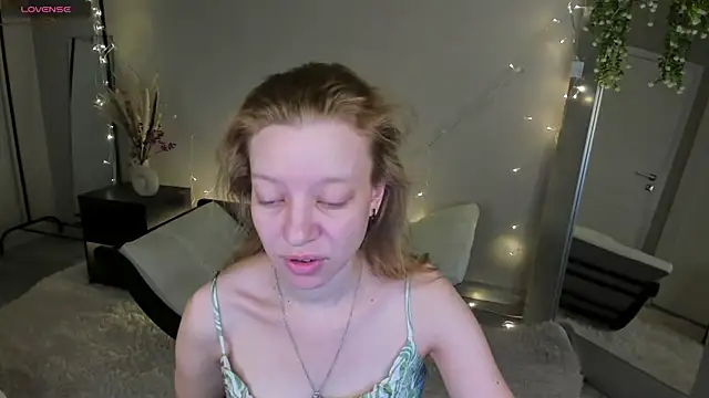 Snapshot of Michelle_Blond chatting on 05-07-26, 11:32 Michelle Blond online show from 05-07-26, 11:32