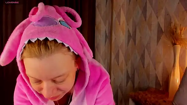 Snapshot of Michelle_Blond chatting on 05-18-26, 01:02 Michelle Blond online show from 05-18-26, 01:02