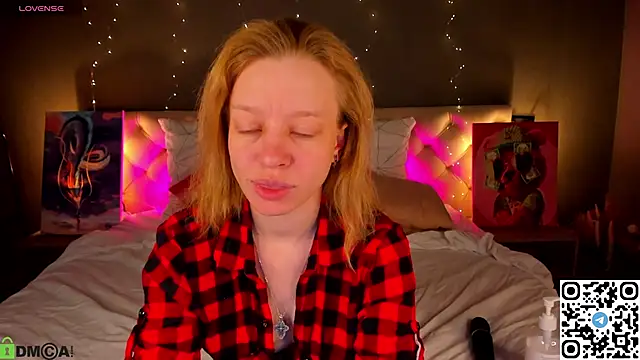 Snapshot of Michelle_Blond chatting on 05-19-26, 01:56 Michelle Blond online show from 05-19-26, 01:56