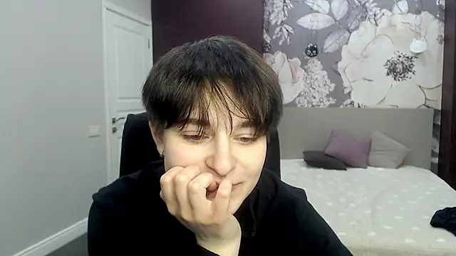 EmiliaYours online show from 02-11-25, 04:13