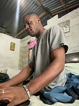 Snapshot of ElNegroRony chatting on 12-31-24, 02:36 ElNegroRony online show from 12-31-24, 02:36