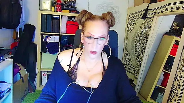 Snapshot of MaxiEmily chatting on 02-10-25, 12:41 MaxiEmily online show from 02-10-25, 12:41