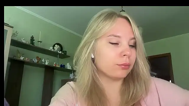 Snapshot of Thalia__Star chatting on 06-18-26, 08:47 Thalia Star online show from 06-18-26, 08:47