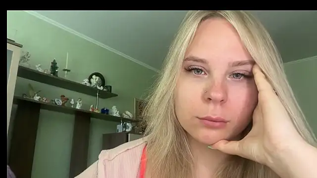 Snapshot of Thalia__Star chatting on 06-18-26, 09:14 Thalia Star online show from 06-18-26, 09:14