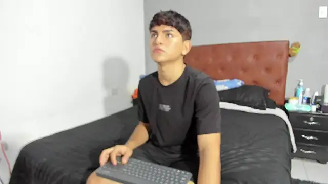 Snapshot of Lyam_ap chatting on 03-18-25, 08:37 Lyam ap online show from 03-18-25, 08:37