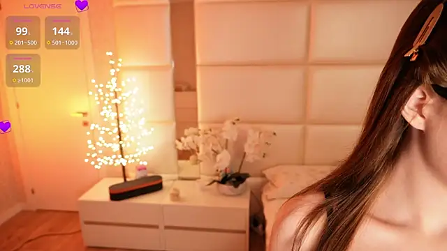 Lilly Colins online show from 04-09-26, 06:35