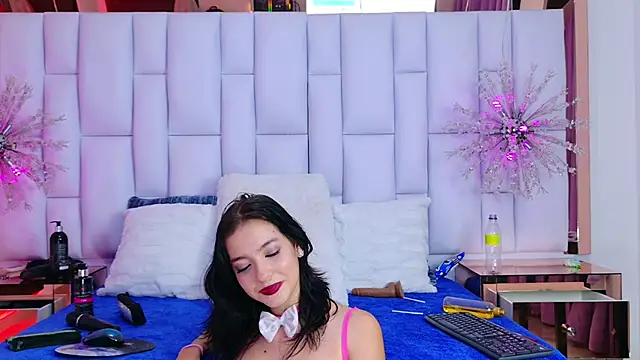 LiliFox18 online show from 12-22-24, 10:25