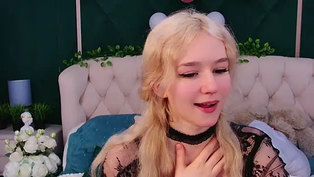 Snapshot of NaomiLoys chatting on 02-16-25, 08:11 NaomiLoys online show from 02-16-25, 08:11