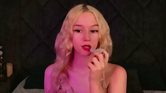 Snapshot of NaomiLoys chatting on 09-12-25, 09:15 NaomiLoys online show from 09-12-25, 09:15