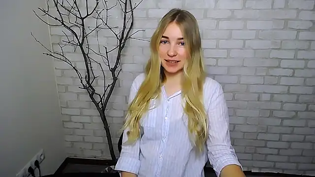 Snapshot of Queen_ofLove chatting on 01-04-25, 09:21 Queen ofLove online show from 01-04-25, 09:21