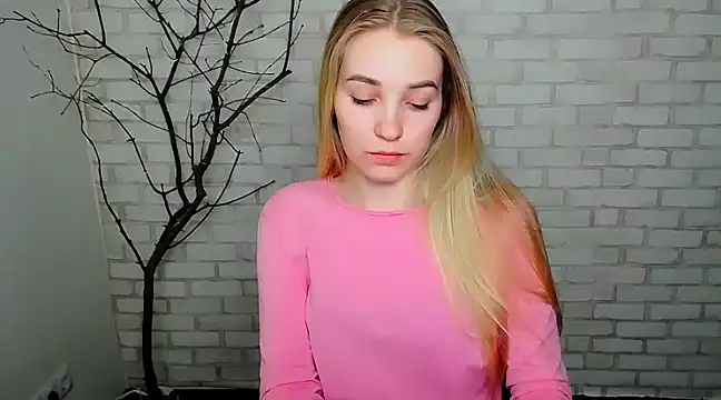 Snapshot of Queen_ofLove chatting on 03-18-25, 05:21 Queen ofLove online show from 03-18-25, 05:21