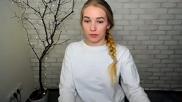 Snapshot of Queen_ofLove chatting on 03-19-25, 06:01 Queen ofLove online show from 03-19-25, 06:01