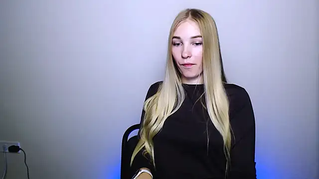 Snapshot of Queen_ofLove chatting on 11-06-25, 10:43 Queen ofLove online show from 11-06-25, 10:43