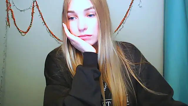 Snapshot of Queen_ofLove chatting on 12-14-25, 02:44 Queen ofLove online show from 12-14-25, 02:44