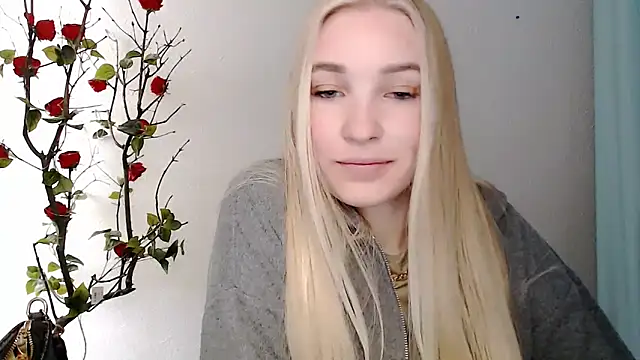 Snapshot of Queen_ofLove chatting on 04-09-26, 12:32 Queen ofLove online show from 04-09-26, 12:32