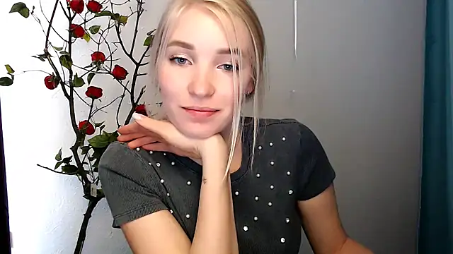 Snapshot of Queen_ofLove chatting on 04-14-26, 12:11 Queen ofLove online show from 04-14-26, 12:11