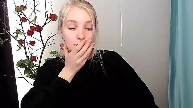 Snapshot of Queen_ofLove chatting on 04-27-26, 02:26 Queen ofLove online show from 04-27-26, 02:26